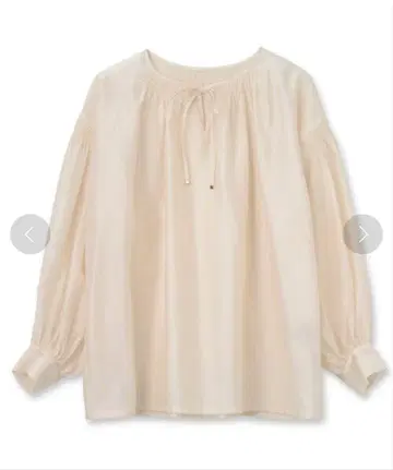 크림색 긴팔 블라우스