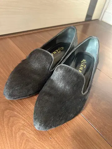 DIANA 퍼 소재 블랙 스틸레토 로퍼