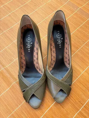 트루사르디 TRUSSARDI 올리브 그린 펌프스