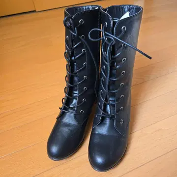 블랙 레이스업 부츠 중간 힐