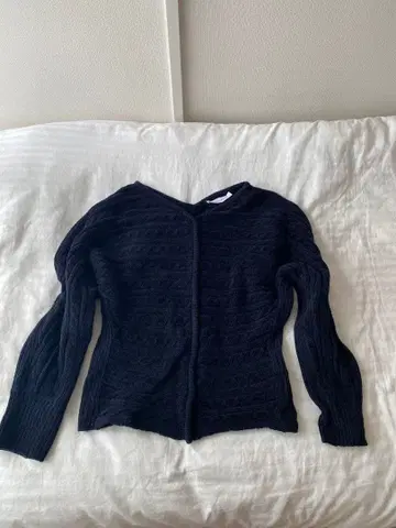 SAYAKA DAVIS 네이비 V넥 케이블 니트 스웨터