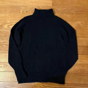 마가렛호웰 캐시미어 터틀넥 스웨터