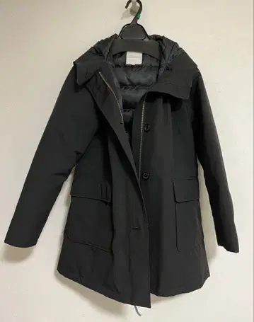 블랙 후드 부착 다운 자켓