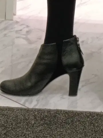 블랙 가죽풍 지퍼 부티