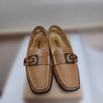 KISCO 베이지 로퍼 버클 포함