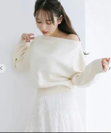 스무스 오프숄더 비대칭 니트 cocodeal