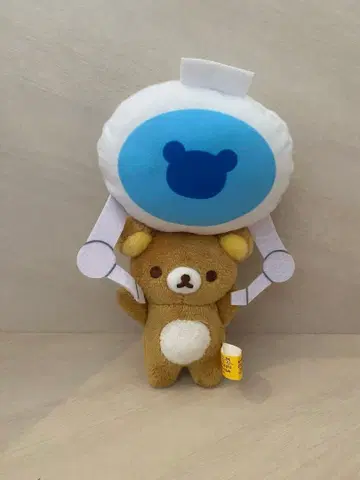 리락쿠마 크레인에 매달린 부르부르 봉제 인형 리락쿠마