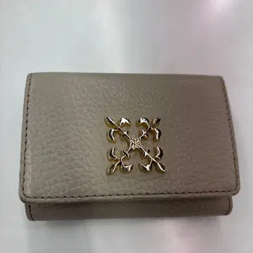 러셋(russet) 모노그램 플레이트 3단 폴더형 지갑