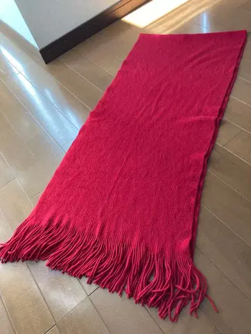 빨간색 프린지 달린 머플러