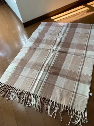 베이지 계열 체크 무늬 프린지 머플러