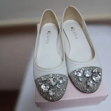 DIANA 비쥬 장식 플랫슈즈