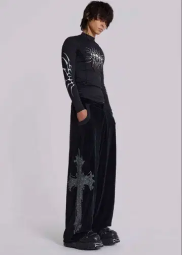 JADED LONDON 블랙 조거 팬츠 십자가 자수