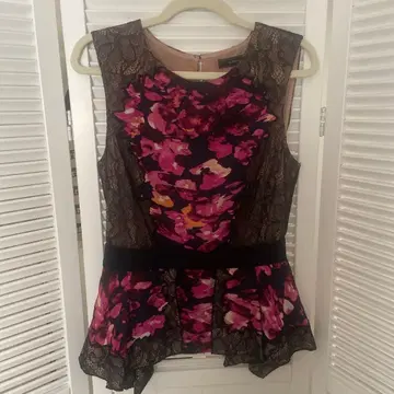 BCBG MAXAZRIA 슬리브리스 페플럼 상의