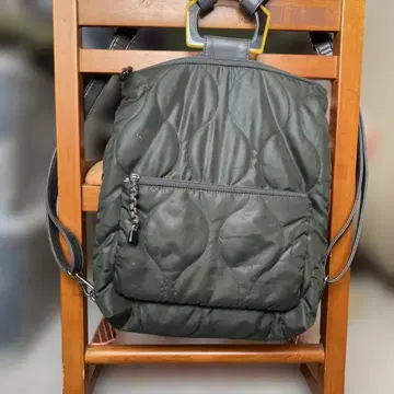 올리브 그린 퀼팅 백팩