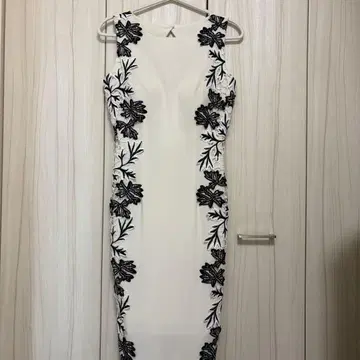 화이트 타이트핏 드레스 블랙 자수