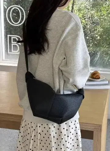 블랙 숄더백 가죽풍