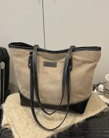 베이지와 블랙의 토트백