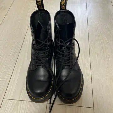 [ 새상품급 ] 닥터마틴 8홀 부츠 23cm
