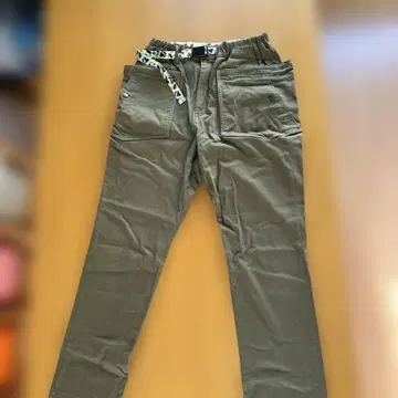 카키색 워크 팬츠 카모플라주 벨트 포함