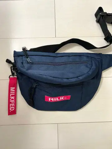 MILKFED. 네이비 숄더 힙색