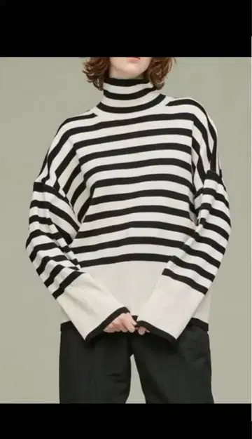 UNCRAVE 앵크레이브 화이트 블랙 보더 터틀넥 스웨터