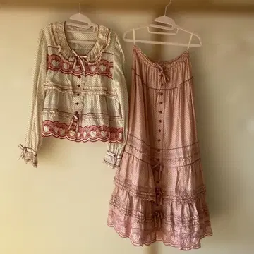 핑크하우스 도트 무늬 프릴 블라우스 & 롱 스커트 세트