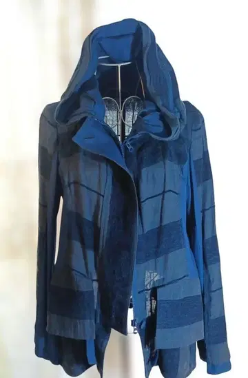 [ 에이코 콘도 새상품급 ] 다크 블루 후드 부착 스트라이프 자켓