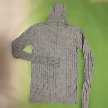 그레이 터틀넥 스웨터