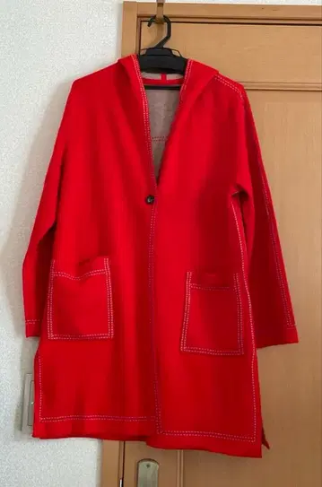 후드 부착 레드 코트