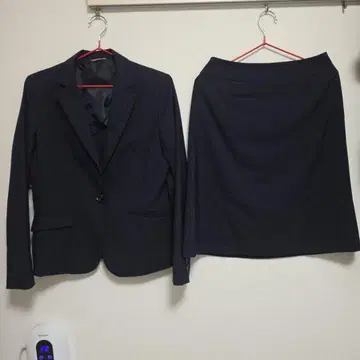 네이비 체크 무늬 스커트 수트