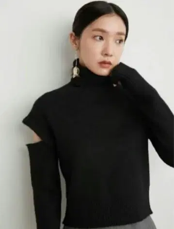 LILY BROWN 비대칭 터틀 니트