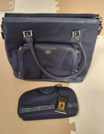 Kinloch Anderson의 백과 파우치