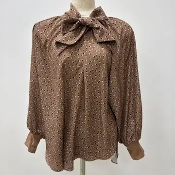 브라운 도트 무늬 리본 포함 셔츠