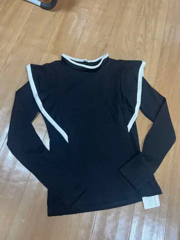 블랙 긴팔 상의 어깨 화이트 라인