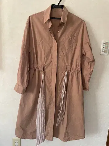 스트라이프 리본 포함 베이지 셔츠 코트