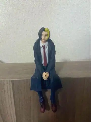 수트 모습의 피규어