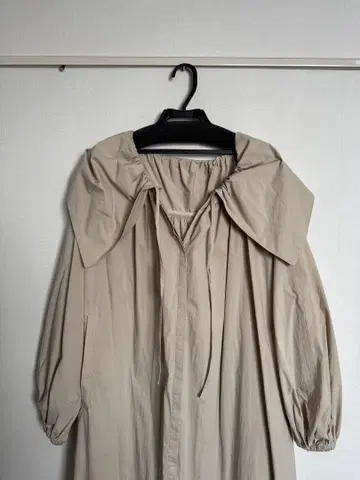 베이지 빅 칼라 벌룬 슬리브 코트