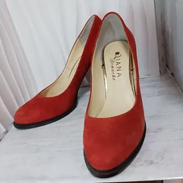 DIANA 레드 스웨이드 하이힐 펌프스