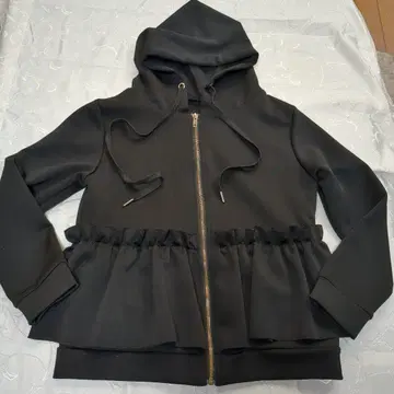 프릴 달린 블랙 후드티