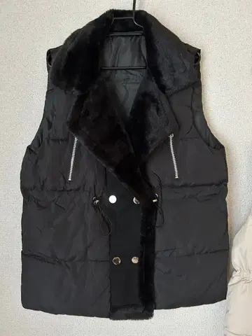 새상품급 카라바사 205 퍼 포함 블랙 충전솜 다운 베스트 사이즈 M~L