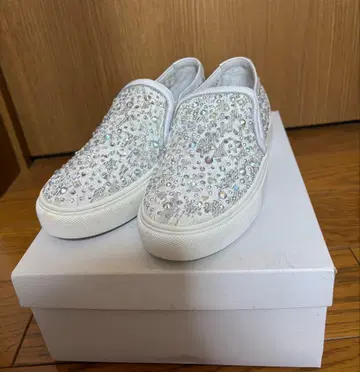 비쥬 장식 화이트 슬립온