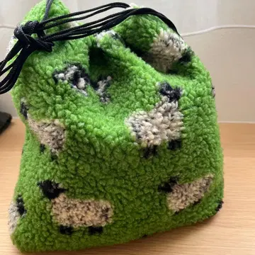 양 패턴 그린 컬러 파우치