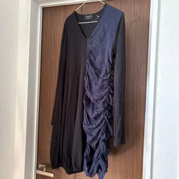 BLACK PEACH NOW V넥 원피스 블랙 다크 블루