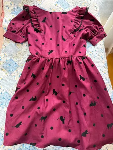 secret honey 고양이와 도트 패턴의 원피스