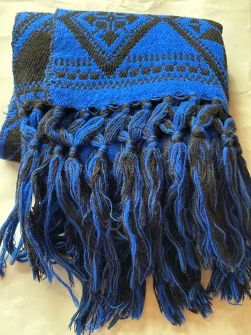 파랑과 검정의 기하학 패턴 스톨