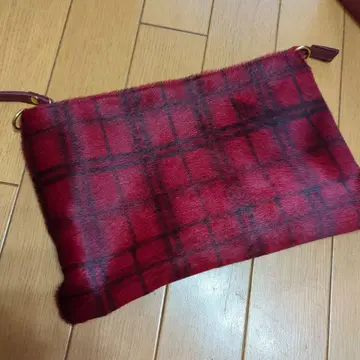 가죽제 빨간색과 블랙 체크 클러치백 송치 소재