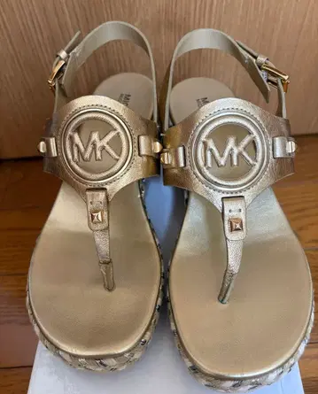 Michael Kors 골드 웨지 샌들