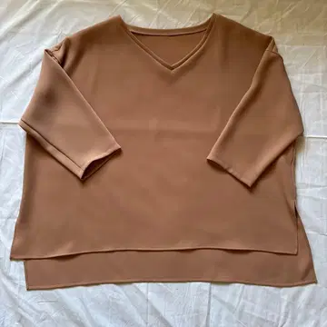 베이지 V넥 오부 소매 상의