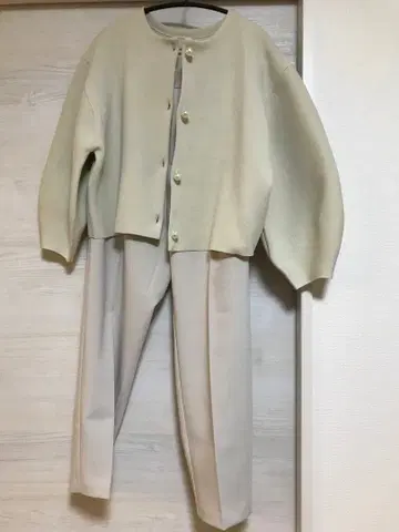 크림색 가디건과 팬츠 세트