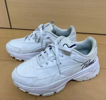 PUMA 통굽 스니커즈 화이트 24cm 여성용